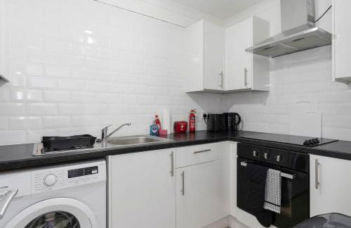 Free Parking - Sleeps 6 - Central - New Interior - Photo 7