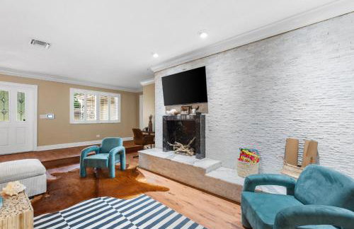 Centrally Located 4BD Oasis with Pool & Movie Patio - Foto 18