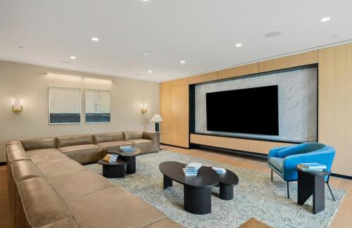 Sleek and Stylish Studio, Luxe Perks in Prime Spot - Photo 3