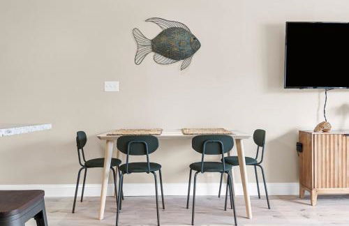 Newly Renovated Condo with Beach access steps away - Foto 28