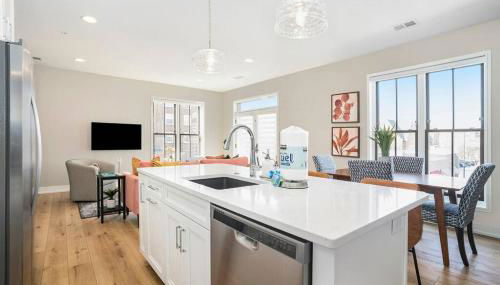 New Beautiful 8th Street Condo with 2 Balconies George 203 - Photo 2