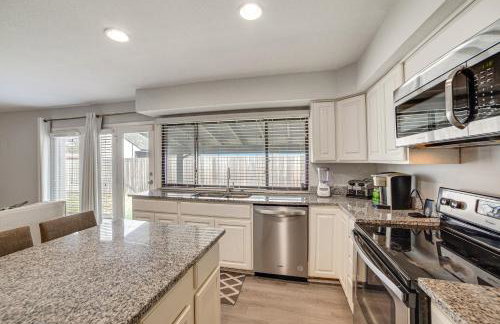 DFW Home Base! Quiet Suburb Stay with Yard - Foto 13