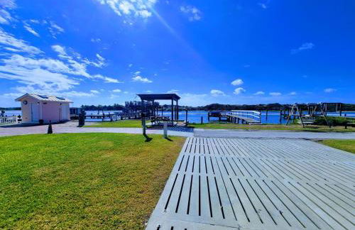 Waterfront, dock, Hot tub, kayaks, King Bedroom with amazing views, RELAXATION, 2 miles to the beach - Foto 25