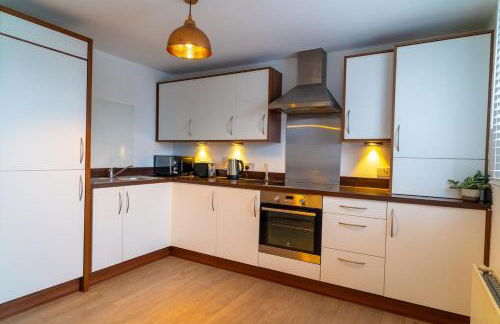 Two Bedroom En-Suite Modern Apartment Urquhart Road , Beach Area -Free Parking - Photo 9