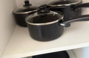 Modern 3 Bedroom House with Garden and Free Parking Long Stay Friendly - Foto 10