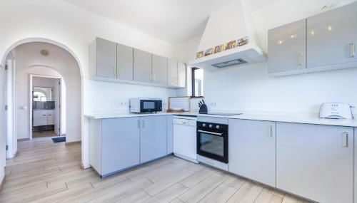 CoolHouses Algarve, Luz, 3 Bed villa, 1 bed studio, heated pool & jacuzzi, sea views, Casa Pequena - Foto 5