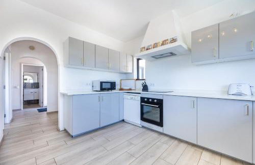 CoolHouses Algarve, Luz, 3 Bed villa, 1 bed studio, heated pool & jacuzzi, sea views, Casa Pequena - Foto 5