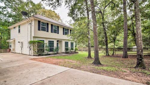 Modern Montgomery Home with Backyard, Deck, and Grill - Foto 2