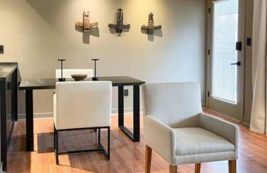 Luxury Warehouse District Condo - Foto 23