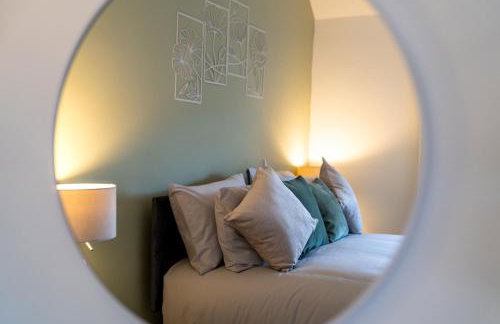 Cosy 3-Bed House With Parking, 5 Mins to QE & Uni - Photo 16