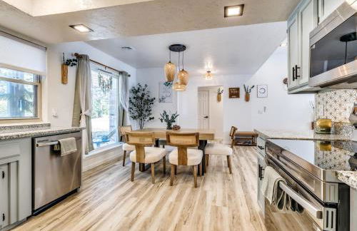 The Pine Haus- Luxury stay with Pickleball, Hot Tub, Fire Pit - Foto 13