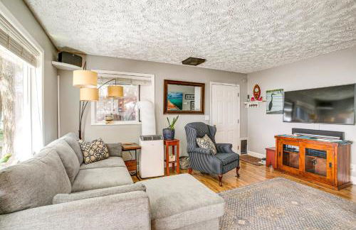 Hot Tub, Deck and Mtn Views Nine Mile Falls Duplex - Foto 4