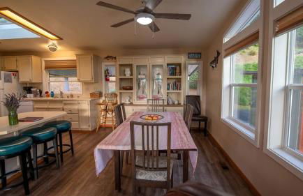 Cozy Waterfront Cottage with Hot Tub in Lakeside, Oregon - Foto 3