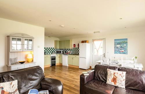 Dolphin Lodge - Photo 3