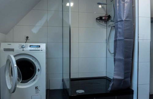 Moderne Ferienwohnung in Gelsenkirchen-Schalke für 1 bis 7 Personen mit Terrasse, ideal für Gruppen & Stadionbesuche - Foto 13