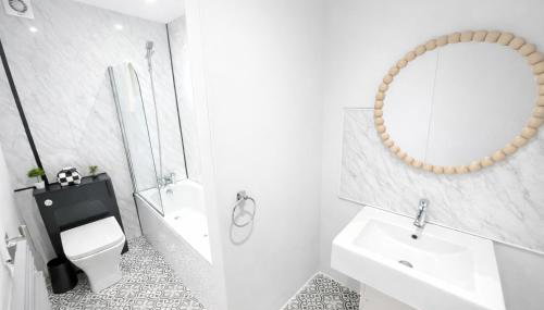 Central Apt Sleeps 6 - Bars, Restaurants & Parking - Foto 4, Shower