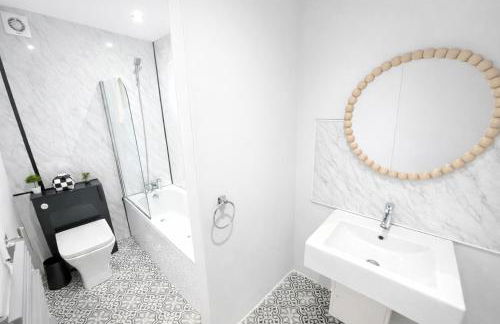 Central Apt - Sleeps 6- Steps to Bars & Restaurant - Foto 10