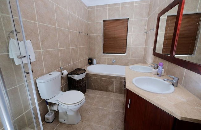 Charis to Theo - Relax in Style at This 3-bedroomed Langebaan Holiday House - Foto 14