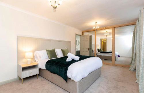 Hot Tub Free Parking 5 Bedroom Large Space - Photo 21