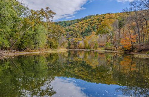 Camp Dancing Bears - Wifi, Riverfront, Pet Friendly, Fire Pit, Grill, Deck, Fishing, Games, Fireplace, King Bed - Photo 33