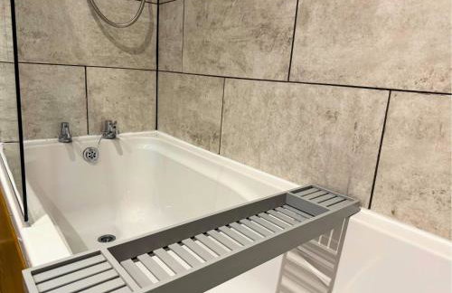 Pool Table 1-Bedroom House, near City Centre and Public Transport, Dog Friendly, Sleeps 5, Free Parking - Foto 28