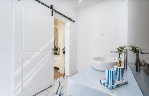 Host Wise - Elegant Loft with Historic Charm & Terrace - Foto 29