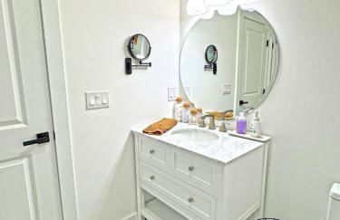 Renovated home seconds from town - Foto 31