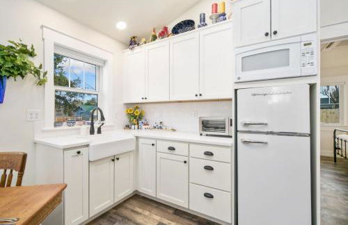 City Park Bungalow Pet Friendly with Dog Run - Photo 8