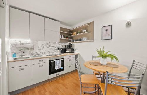Modern 2 Bed Apartment in Greenwich, 24h Free Parking, Great for Business & Contractors, Sleeps 6 - Photo 6