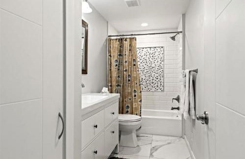 Sea Glass Dreams - Waterfront Pool Home, Mini Golf, Game Room, 110' Dock - Foto 24