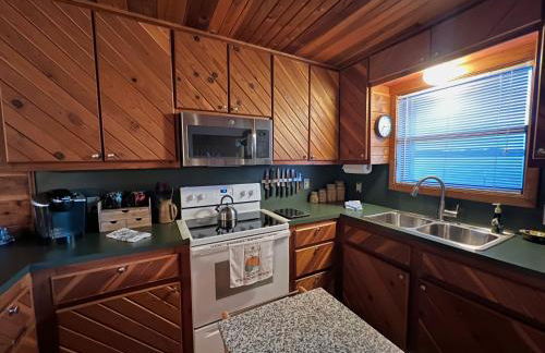 Private cabin on 100 scenic acres with balcony views - Foto 10