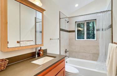 Cozy cabin deep in the redwoods with WiFi and Hot Tub - Foto 17