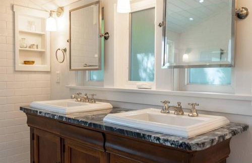 Vine Street Bungalow-Hot Tub, EV, Walk to Town - Photo 5