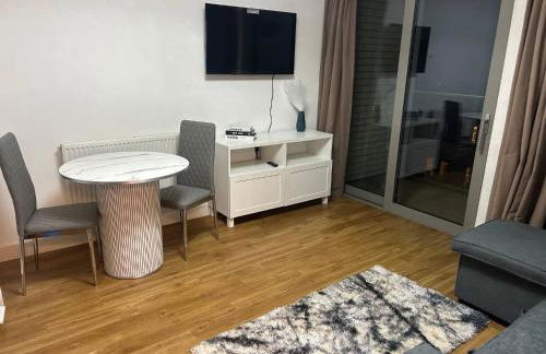 Central 1-Bed Apt for 4 Close To Transport Shops - Foto 3