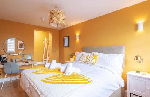 Central Whitchurch - Lowcross House Guest Bedroom 4 - Photo 1