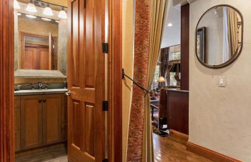 Outdoor Private Hot Tub, In Home Movie Theater, Luxurious Creekside Home - Photo 50