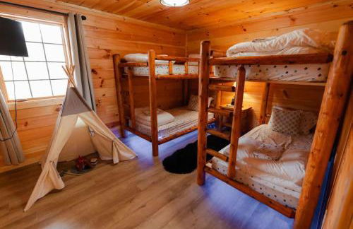 Sleeps 16 Luxury Cabin with Game Room & Hot Tub - Foto 32