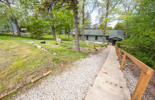 Yorita Manor - Lake Front Getaway! Dogs, Fire Pit & Deck - Photo 54