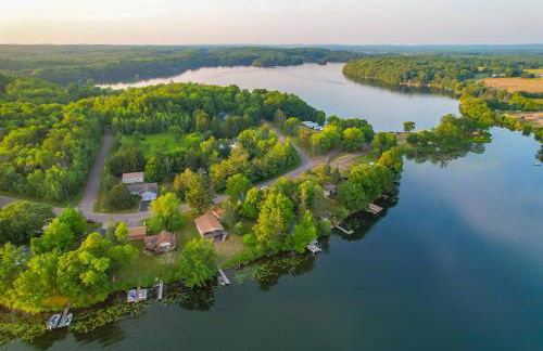 Lakefront Birchwood House with Deck and Fire Pit! - Foto 37