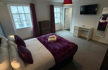 City Centre 4 Bedroom Apartment with Terrace Sleeps 10 by StaySavvy Accommodation - Foto 8