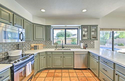 Upscale Phoenix Abode Walk to South Mountain Park - Foto 12