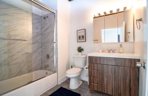 McCormick Place Beautiful 2BR Apartment with Optional Parking Sleeps up to 8 Near Soldier Field, Grant Park and Lakefront Trail - Foto 18