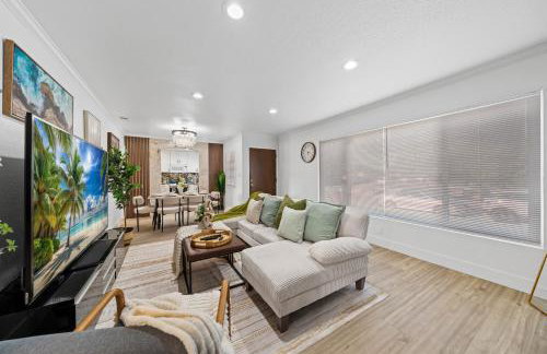 Entire Private Home with 4 Bedrooms 2 Bathrooms, Hot Tub, King Bed, 80 TV, Gated Yard, Ranch Style, Available Now - Foto 34