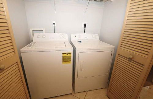 SPECTACULAR, NEW Professional Decor, Near Dis, NO Steps, Pool, Patio, LOW Rates! - Foto 43