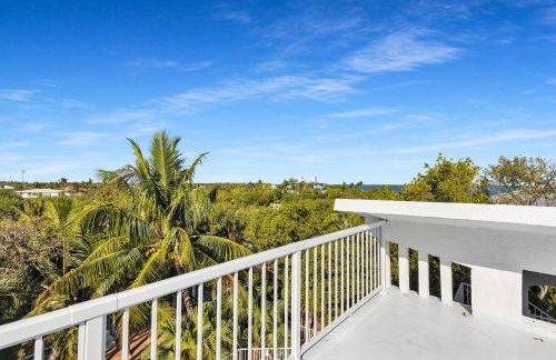 NEW LISTING! Reel Joy Waterfront Luxe with Pool and Private Dock home - Foto 72