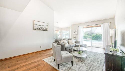 Stylish 3BR/2BA Retreat w/ Pool! Dream Getaway - Foto 3