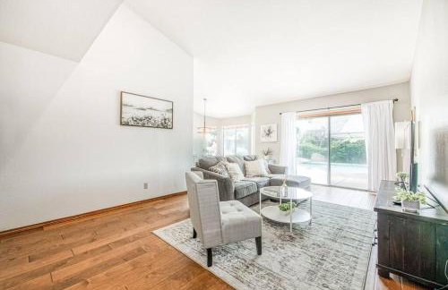 Stylish 3BR/2BA Retreat w/ Pool! Dream Getaway - Foto 3