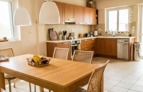 Family getaway, spacious and luxurious, sea view, terrace, 5 minutes from Voula beach, 30min from Athens center - Foto 8