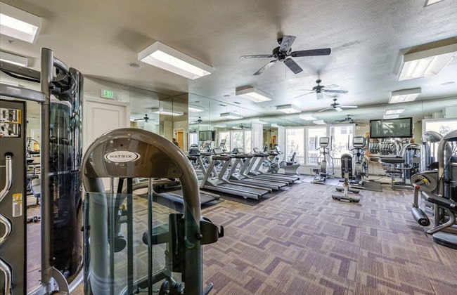 New Elegant 1BR Retreat Heated Pool Gym Sauna - Photo 23