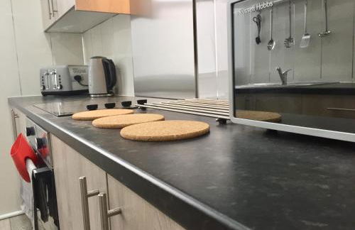 RIVER CLYDE VIEWS - PRIVATE & SPACIOUS APARTMENT - Photo 31